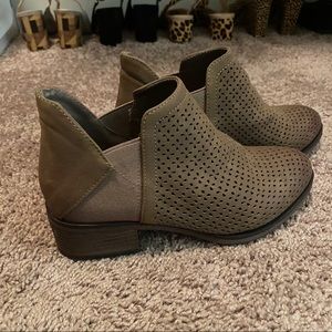 Pierre Dumas Ankle Booties Size 5.5